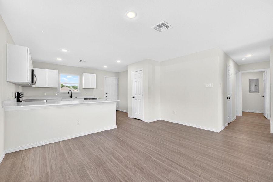 Spacious, unfurnished interior of a new home in , Temple (Image 13).
