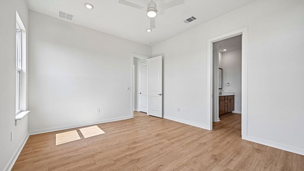 Spacious, unfurnished interior of a new home in The Enclave at Bar W Ranch, Leander (Image 41).