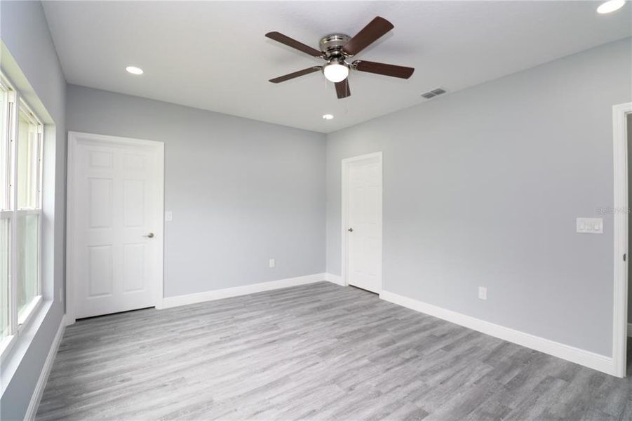 Spacious, unfurnished interior of a new home in , Tampa (Image 14).