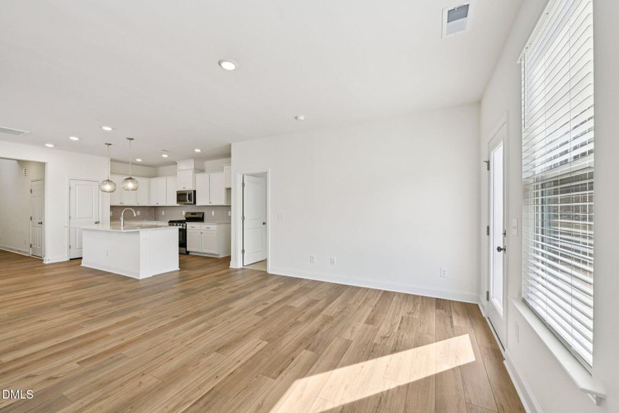 15-web-or-mls-Favored Ave-S2002-015 15-web-or-mls-Favored Ave-S2002-015