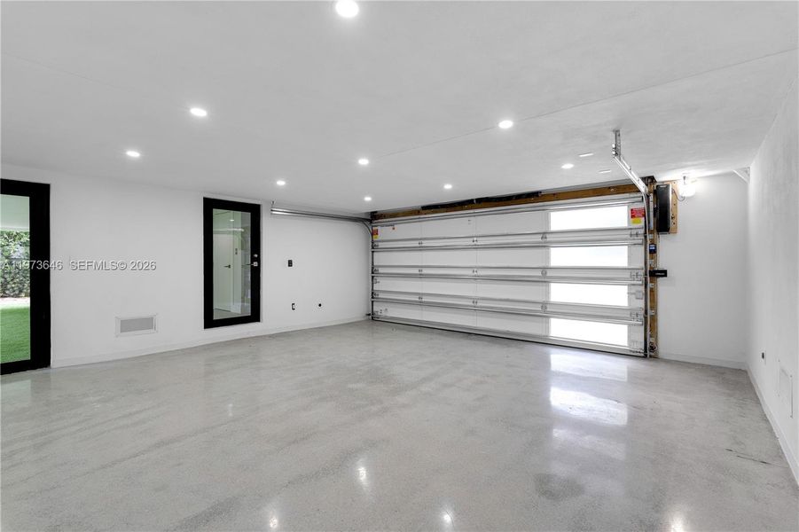 Spacious, unfurnished interior of a new home in , Key Biscayne (Image 24).