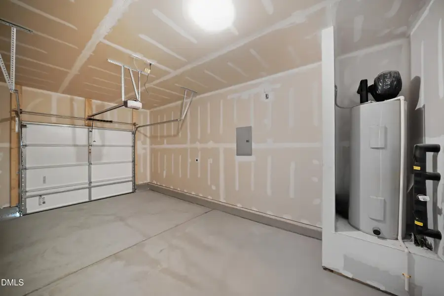 SUN_Everlee_Pic_CarsonII_QMI_227_Garage_ SUN_Everlee_Pic_CarsonII_QMI_227_Garage_