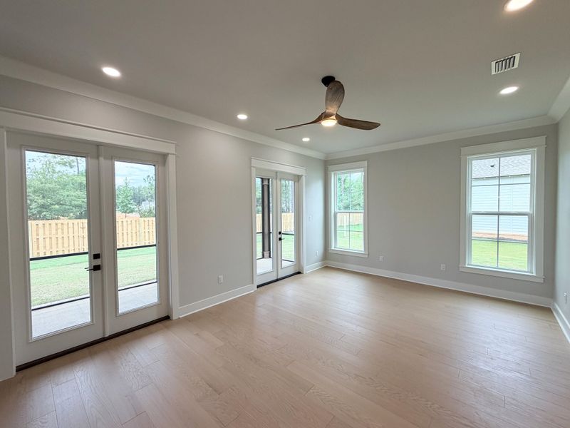 Spacious, unfurnished interior of a new home in Steamboat Landing at Hammock Bay, Freeport (Image 26).