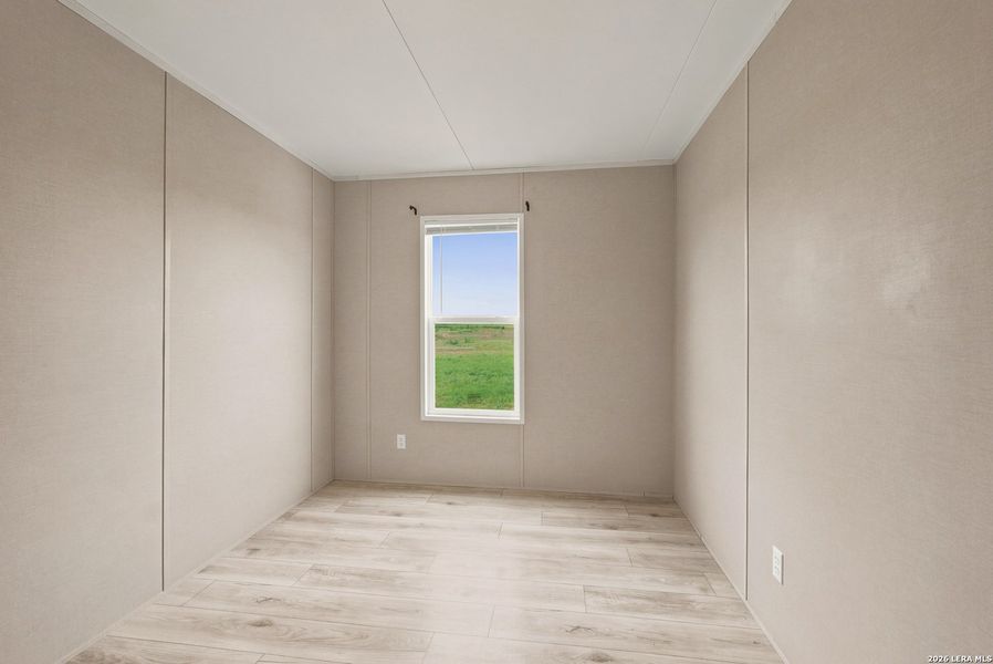 Spacious, unfurnished interior of a new home in , Hondo (Image 12).