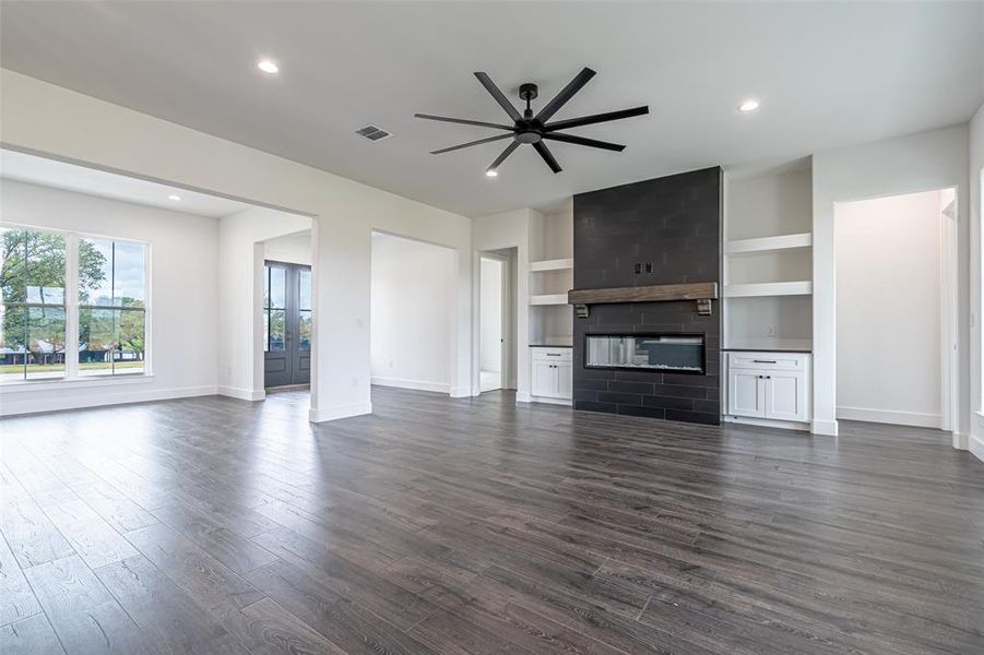 Spacious, unfurnished interior of a new home in , Granbury (Image 27). Spacious, unfurnished interior of a new home in , Granbury (Image 27).