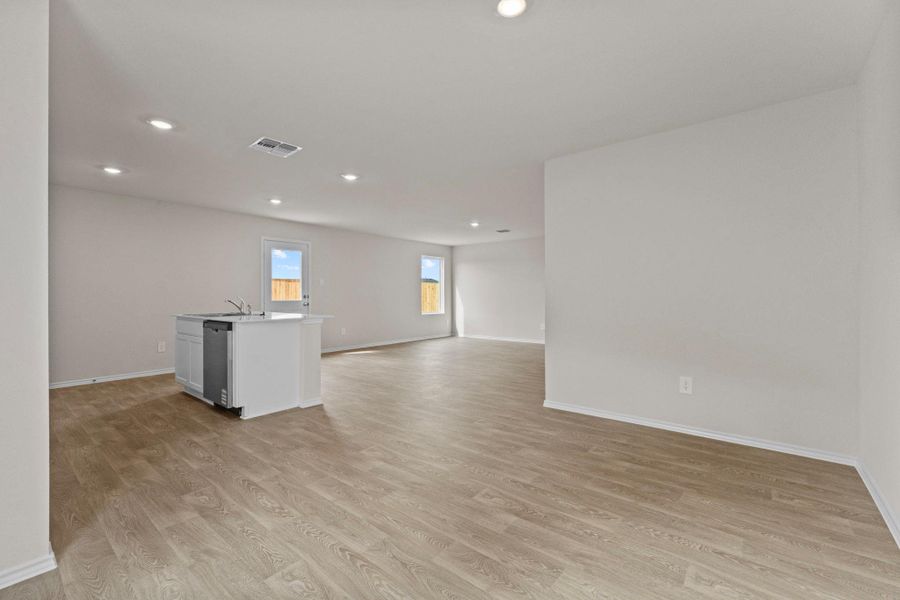Spacious, unfurnished interior of a new home in Bollinger, Maxwell (Image 13).