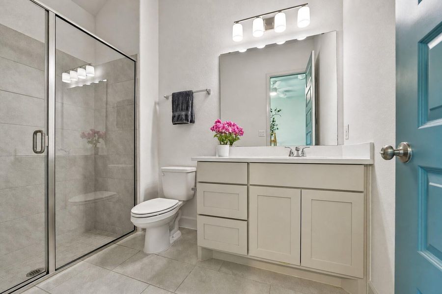 Guest Bedroom En suite bathroom