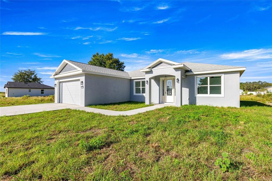 Exterior details and patio area of a home in , Belleview (Image 3).