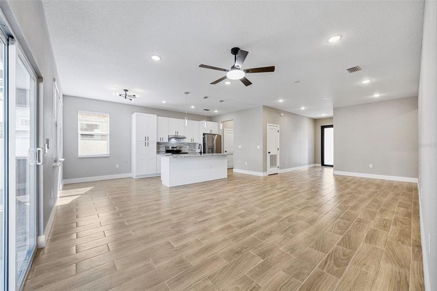 Spacious, unfurnished interior of a new home in , Tampa (Image 18).