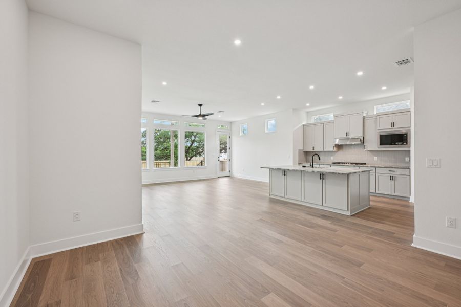 Spacious, unfurnished interior of a new home in Persimmon, Buda (Image 13).