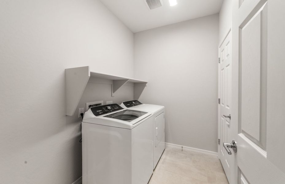 Close-up of interior finishes inside a home in El Cidro, Goodyear (Image 11).