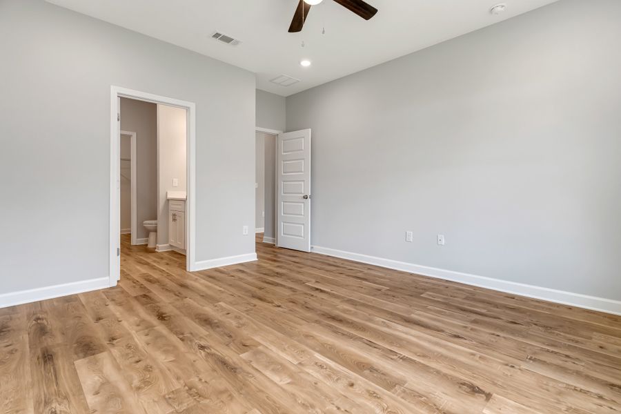 Spacious, unfurnished interior of a new home in Oak Hollow, Crestview (Image 38).