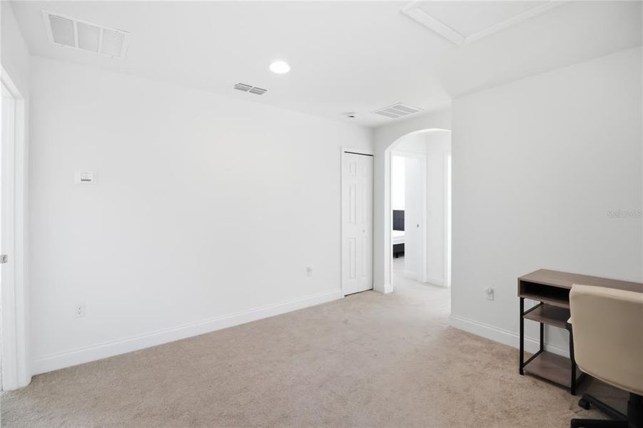 Spacious, unfurnished interior of a new home in Blue Diamond , Orlando (Image 26).