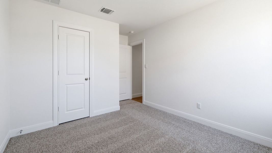 Spacious, unfurnished interior of a new home in Railhead, Cedar Creek (Image 13).