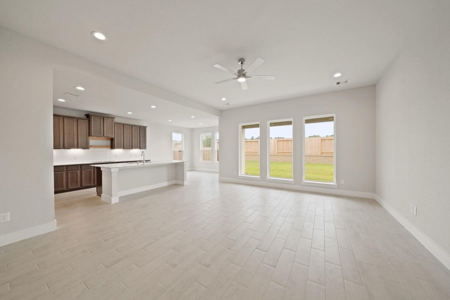 Spacious, unfurnished interior of a new home in Barton Creek Ranch, Conroe (Image 15). Spacious, unfurnished interior of a new home in Barton Creek Ranch, Conroe (Image 15).