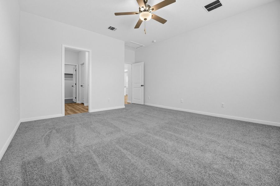 Spacious, unfurnished interior of a new home in Sunfield, Buda (Image 13).