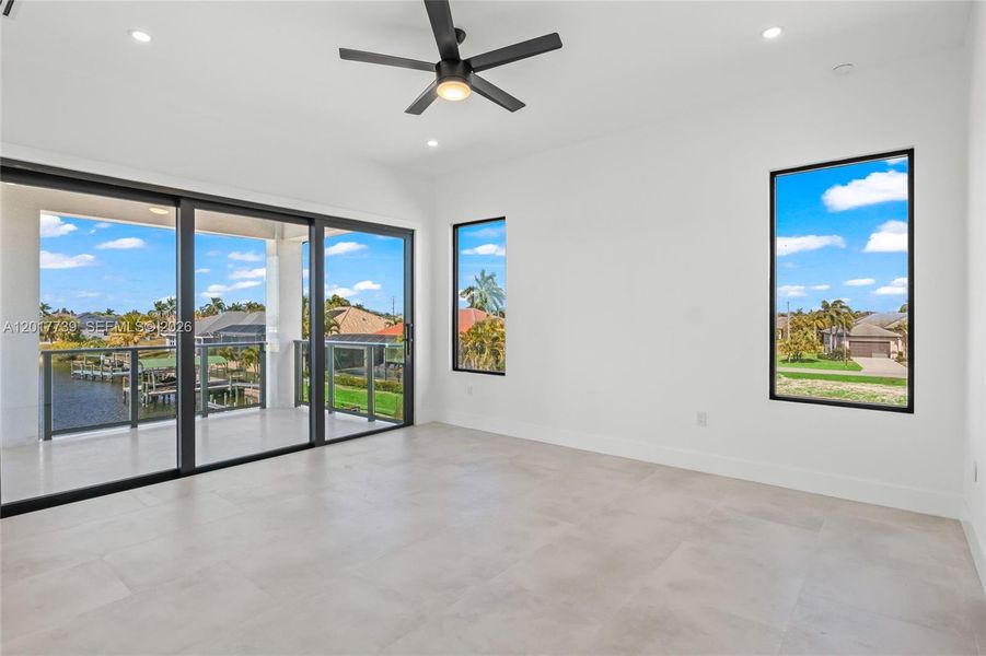Spacious, unfurnished interior of a new home in , Cape Coral (Image 17).