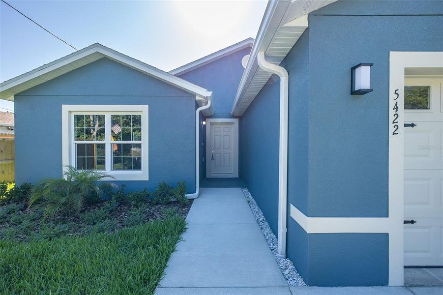 Exterior details and patio area of a home in , New Port Richey (Image 3).