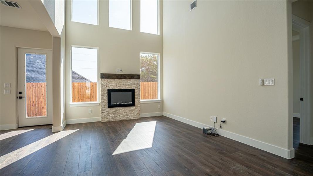 Spacious, unfurnished interior of a new home in , Granbury (Image 18).