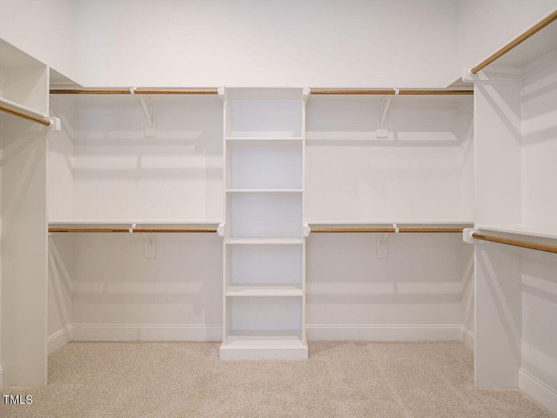 025-1280x960-closet