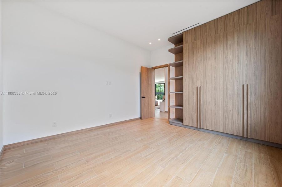Spacious, unfurnished interior of a new home in , Miami (Image 19).