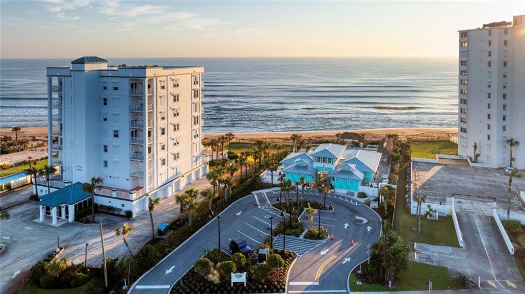 Condo located in Daytona Beach, FL showcasing its design and architecture (Image 6).