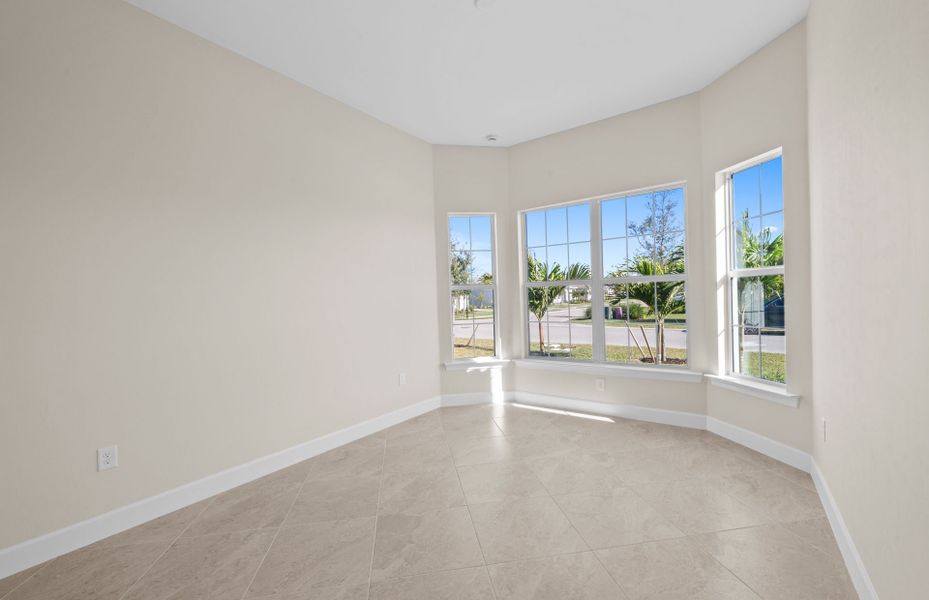 Spacious, unfurnished interior of a new home in Del Webb Oak Creek, North Fort Myers (Image 19).