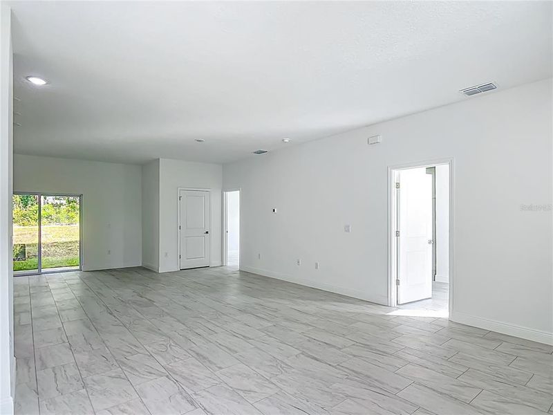 Spacious, unfurnished interior of a new home in , Citrus Springs (Image 16).