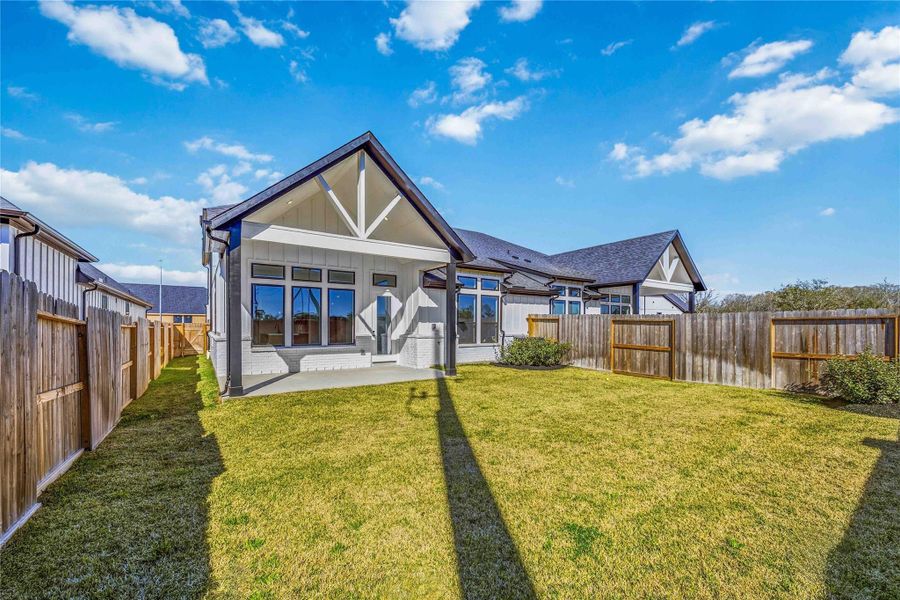 Exterior details and patio area of a home in Sienna, Missouri City (Image 4).