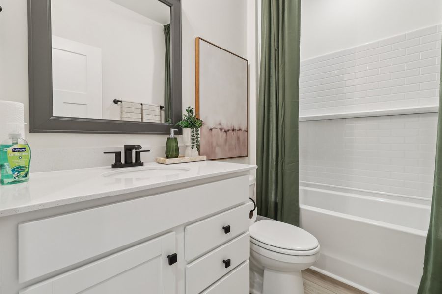 Representative furnished interior of a home built from the Bradley II by Great Southern Homes in Sedona, Greenville (Image 108).