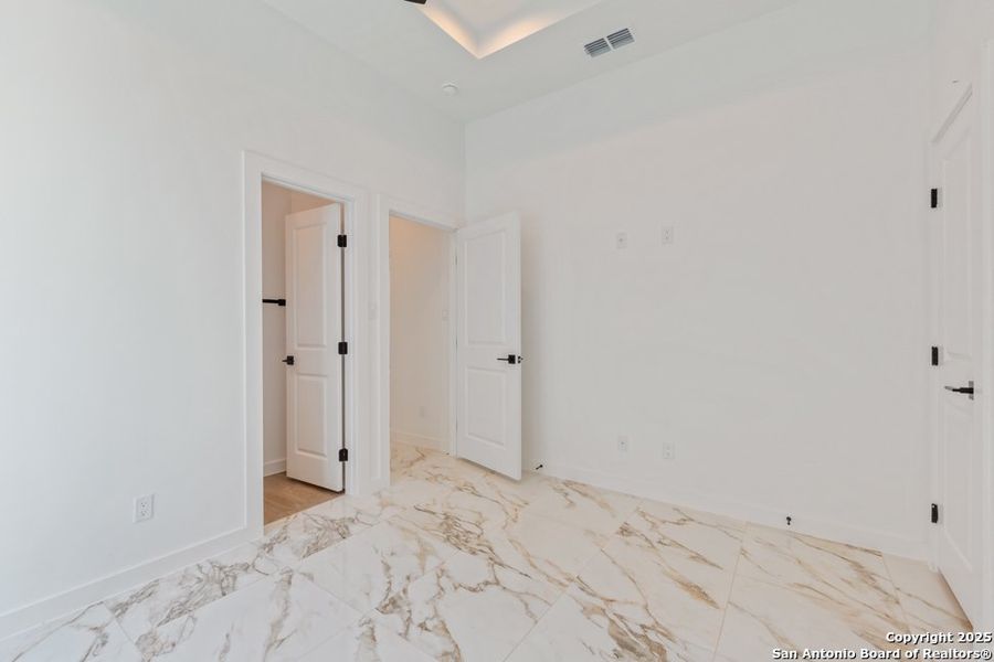 Spacious, unfurnished interior of a new home in , Laredo (Image 22).