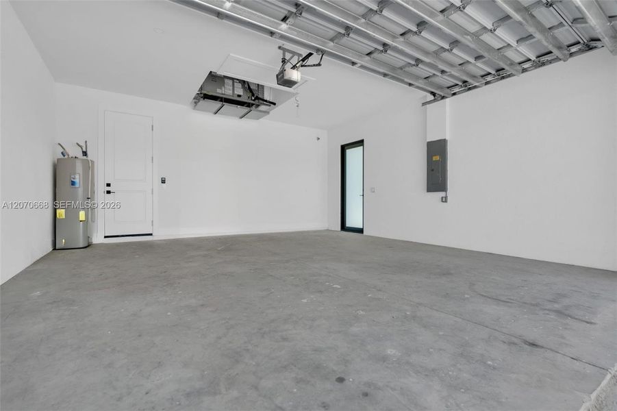 Spacious, unfurnished interior of a new home in , Cape Coral (Image 30).