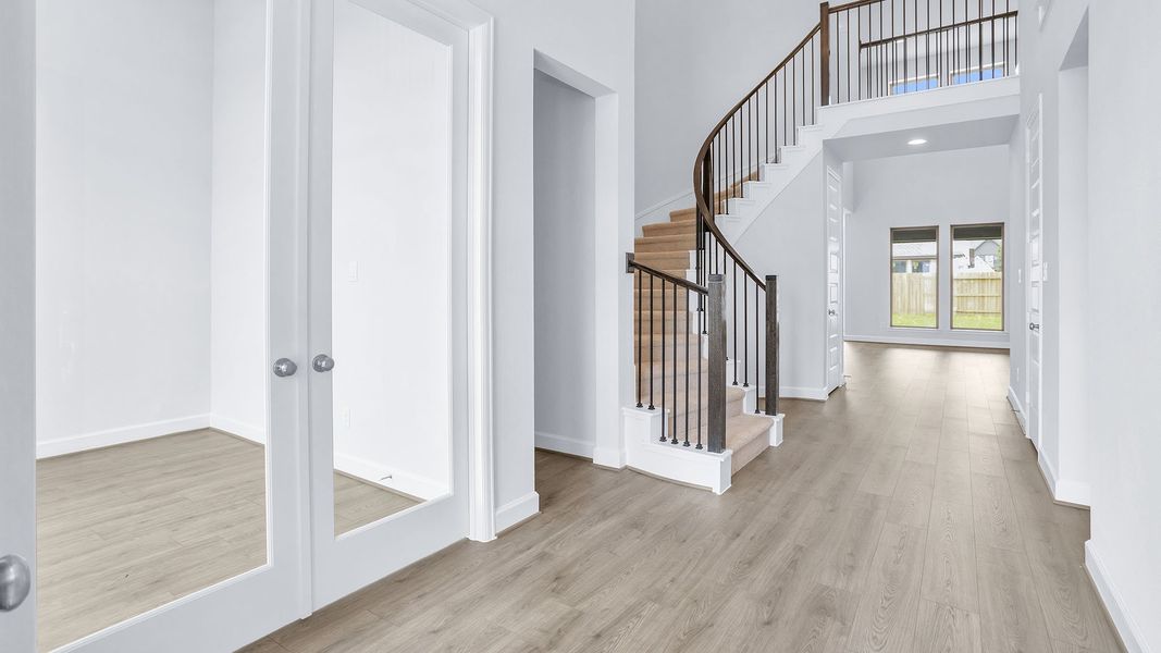 Spacious, unfurnished interior of a new home in Grand Central Park, Conroe (Image 11).