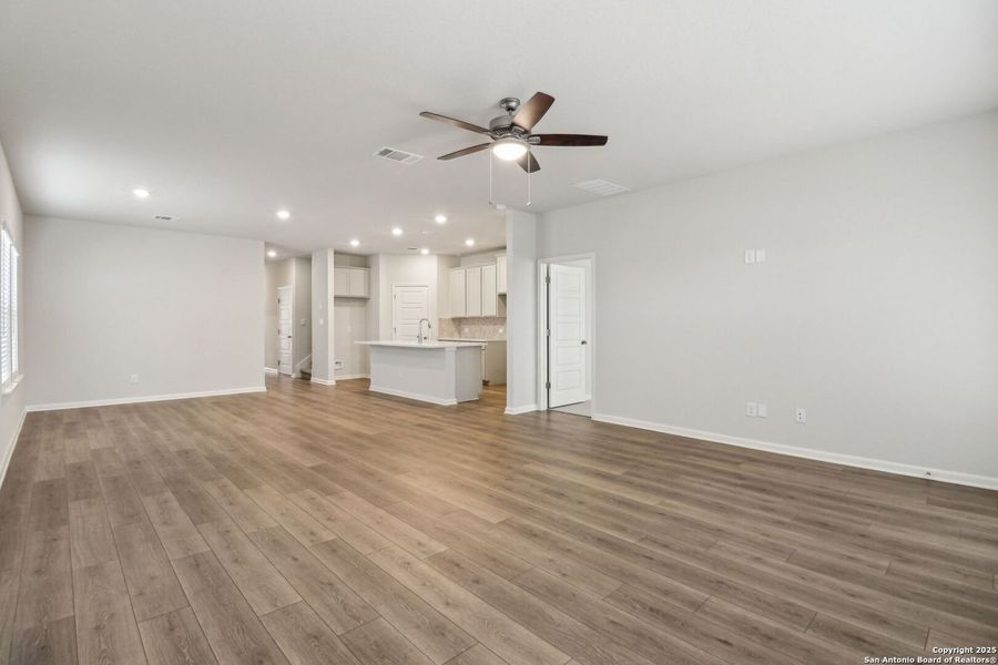 Spacious, unfurnished interior of a new home in Arcadia Ridge - Premier Series, San Antonio (Image 17).