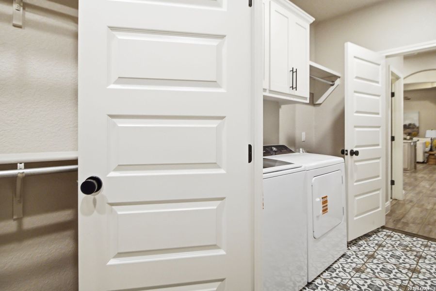 Furnished interior view inside a new home in , La Vernia (Image 10).