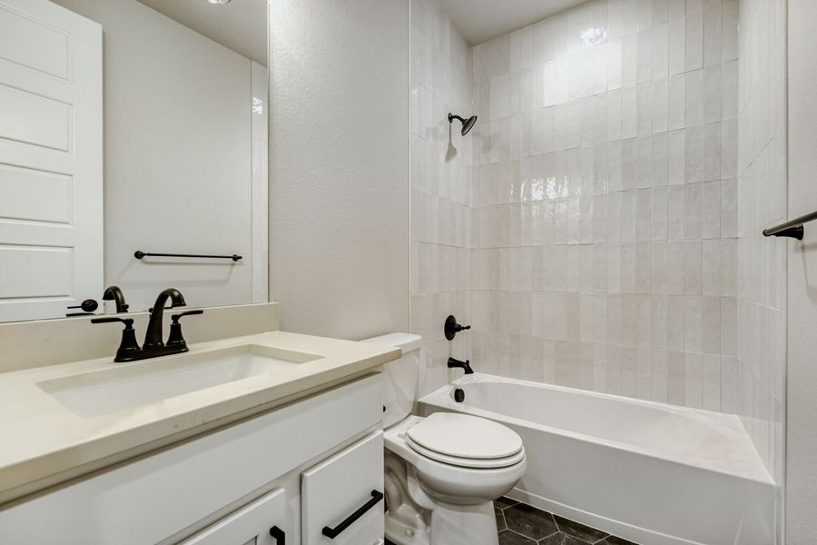 5842 Aspenglow - Full Bathroom 5842 Aspenglow - Full Bathroom