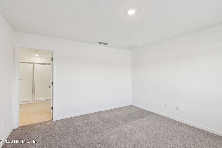 Spacious, unfurnished interior of a new home in Kings Preserve, Jacksonville (Image 19).
