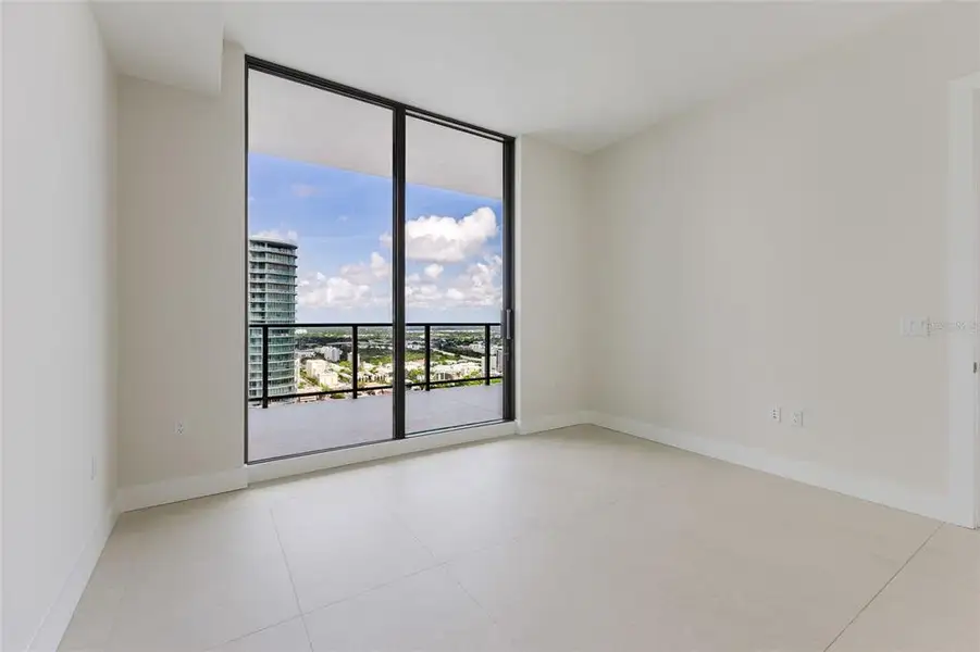 Spacious, unfurnished interior of a new home in , St. Petersburg (Image 25).