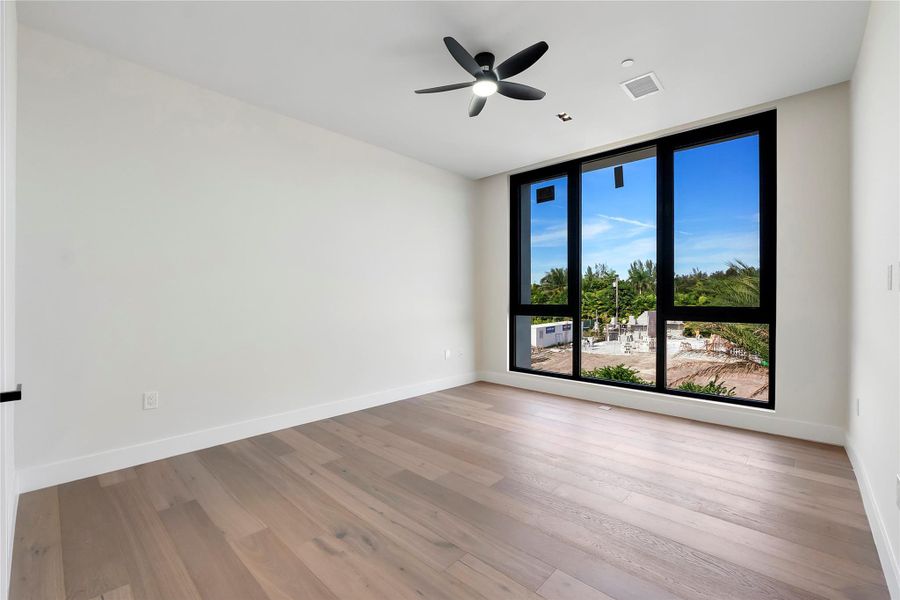 Spacious, unfurnished interior of a new home in , Plantation (Image 37).