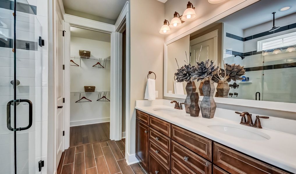 Dual sinks in owner's bath