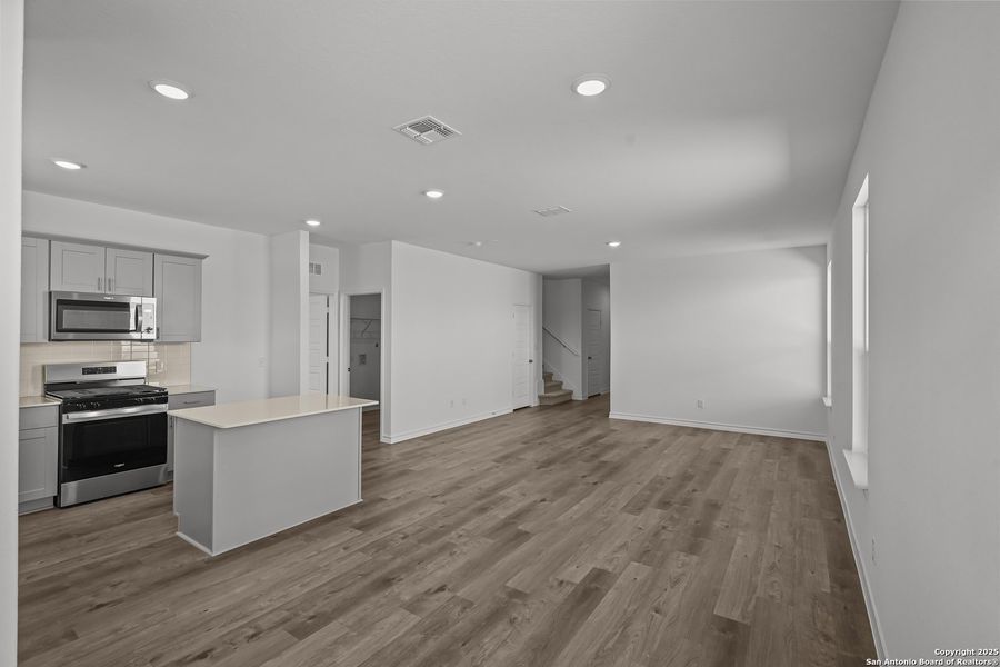 Spacious, unfurnished interior of a new home in Davis Ranch, San Antonio (Image 30).