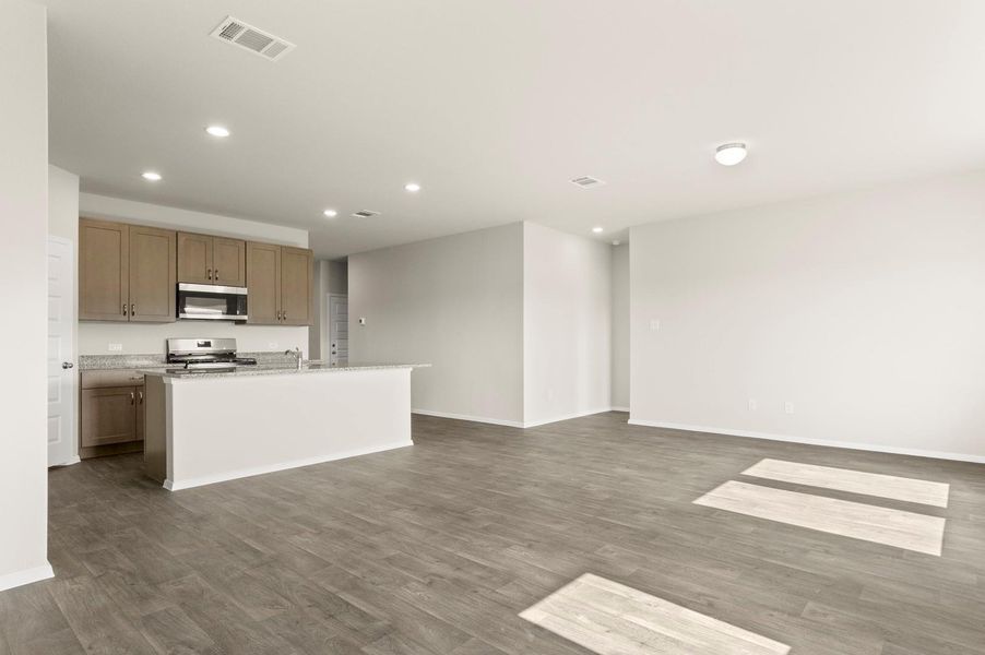 Spacious, unfurnished interior of a new home in Cloverleaf, Austin (Image 20).