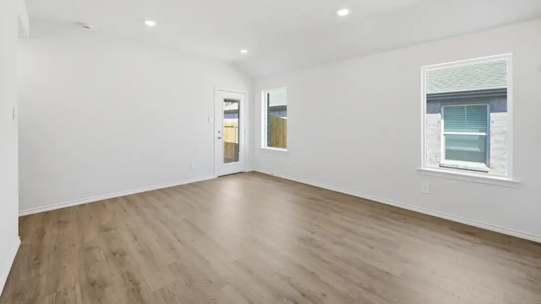 Spacious, unfurnished interior of a new home in Sweetwater Springs, Sherman (Image 5).