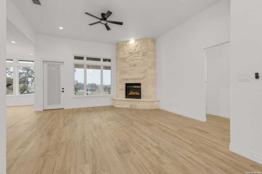 Spacious, unfurnished interior of a new home in , Bandera (Image 35).