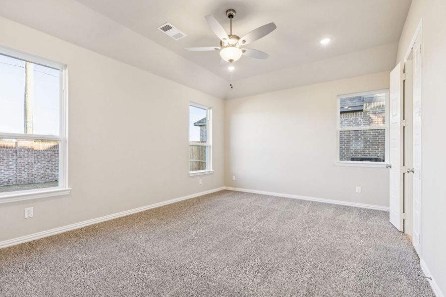 Spacious, unfurnished interior of a new home in Summer Crest, Fort Worth (Image 27).