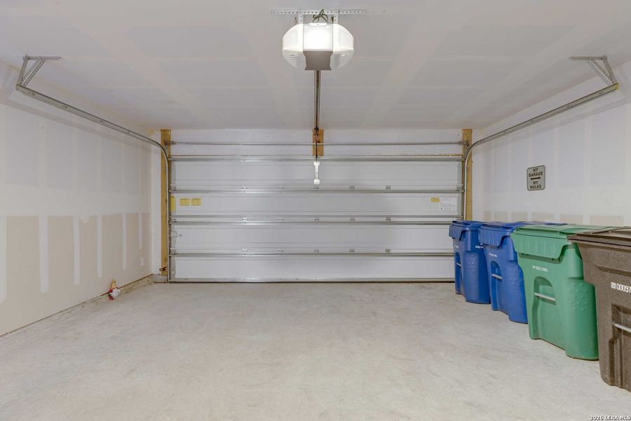 Spacious, unfurnished interior of a new home in Mission del Lago, San Antonio (Image 23).