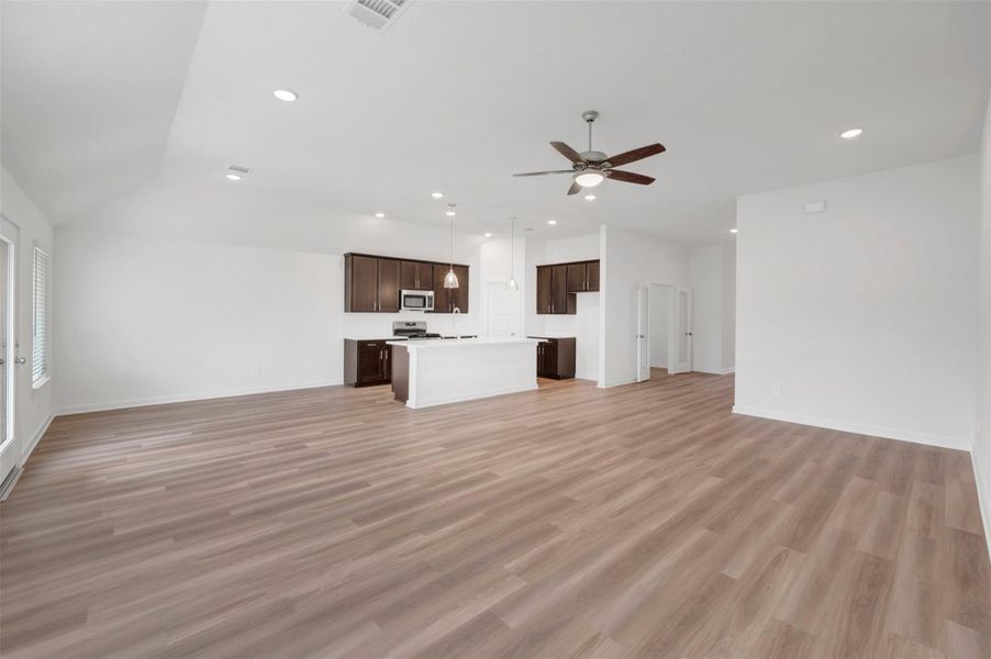 Spacious, unfurnished interior of a new home in Lone Star Landing, Montgomery (Image 25).