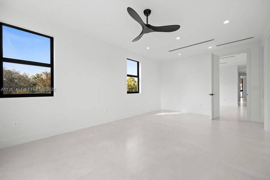 Spacious, unfurnished interior of a new home in , Fort Lauderdale (Image 17).