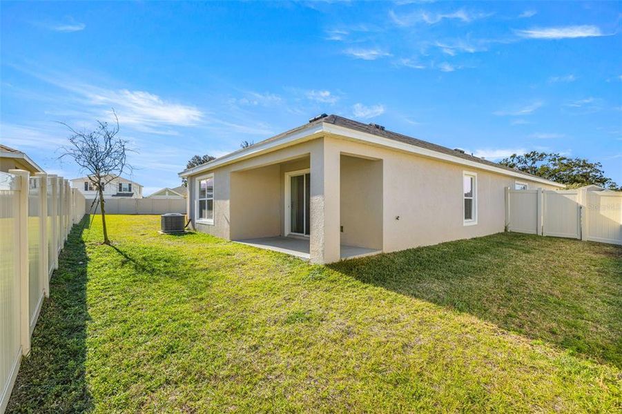 Exterior details and patio area of a home in , Dade City (Image 3).