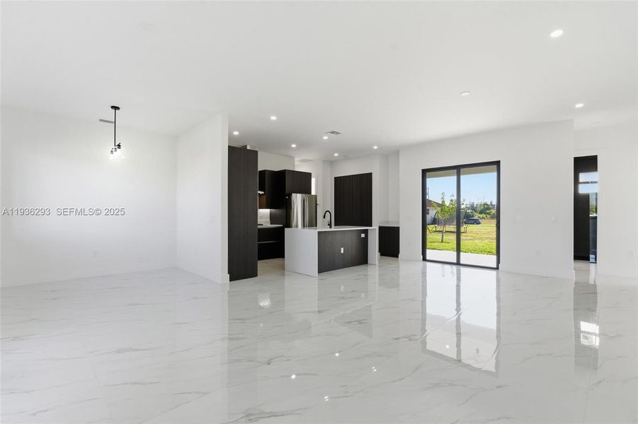 Spacious, unfurnished interior of a new home in , Cape Coral (Image 20).